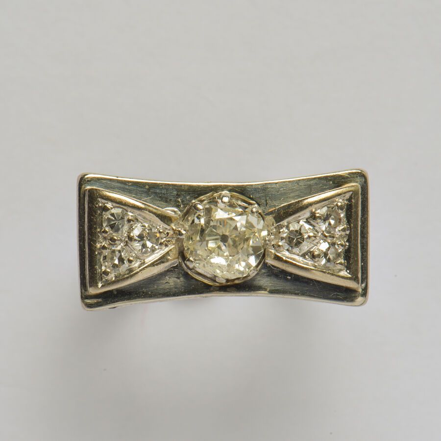 Null An 18K (750/oo) white gold ring, the "Bow Tie" plate is centered with an ol&hellip;