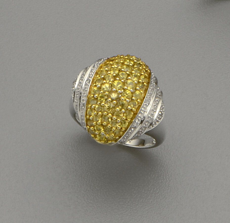 Null 一枚18K(750/oo)白金戒指，形成一个铺满黄色蓝宝石的圆顶，上面镶嵌着一排排明亮式切割钻石。TDD 54。毛重：9.6克。