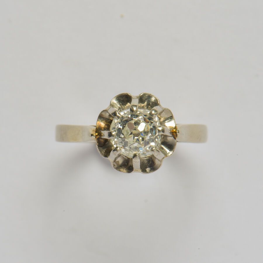 Null 一枚18K(750/oo)白金和铂金(850/oo)的单颗戒指，以一颗老式切割的枕形钻石为中心，重约1克拉（有缺口，略微缺失）。TDD 54。毛重：3&hellip;