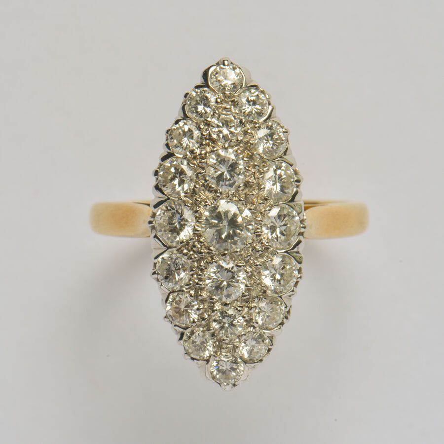 Null 双色18K（750/oo）金 "马奎斯 "戒指，其顶部完全铺满了明亮型切割钻石，重约1.30克拉。TDD 57。毛重：5.8克。