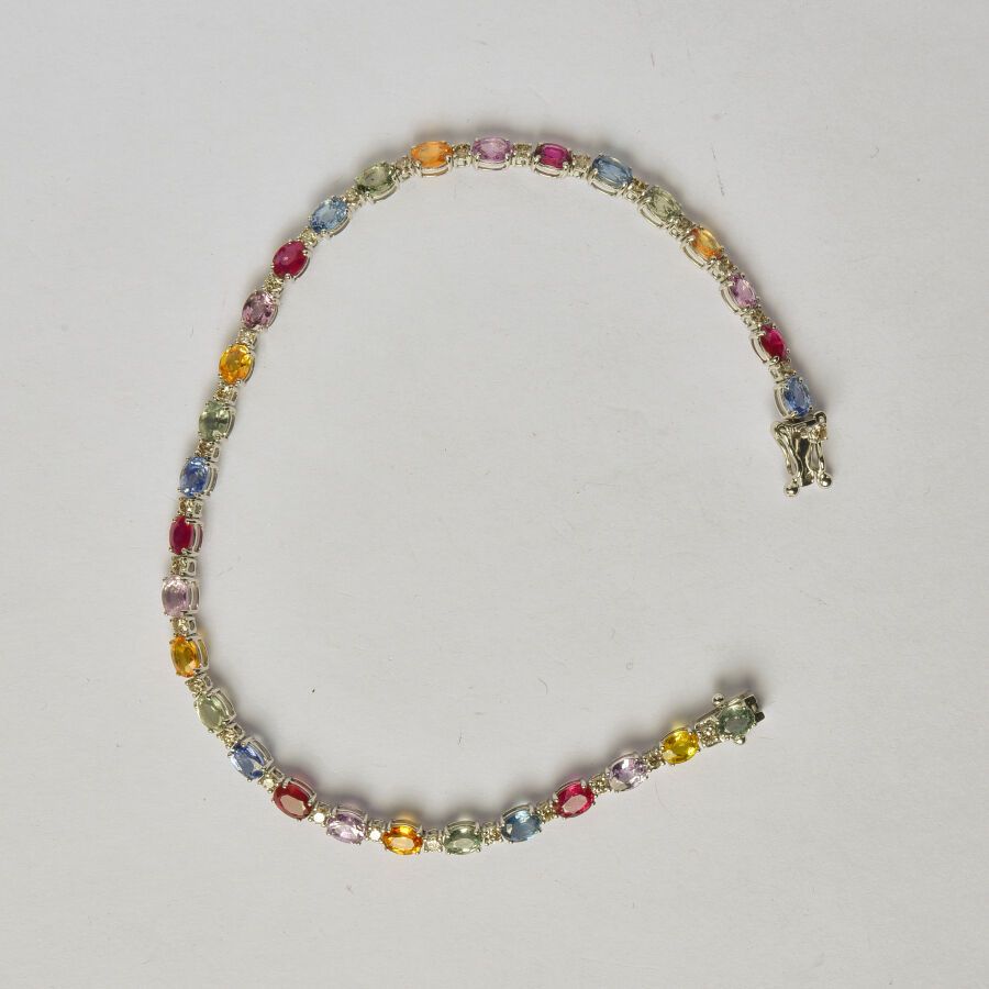 Null Bracelet ligne en or gris 18K (750/oo) composé de saphirs multicolores et d&hellip;