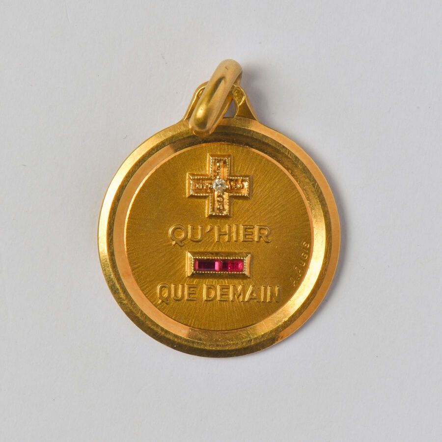 Null A. AUGIS : Médaille d'Amour en or jaune 18K (750/oo), figurant la devise "+&hellip;