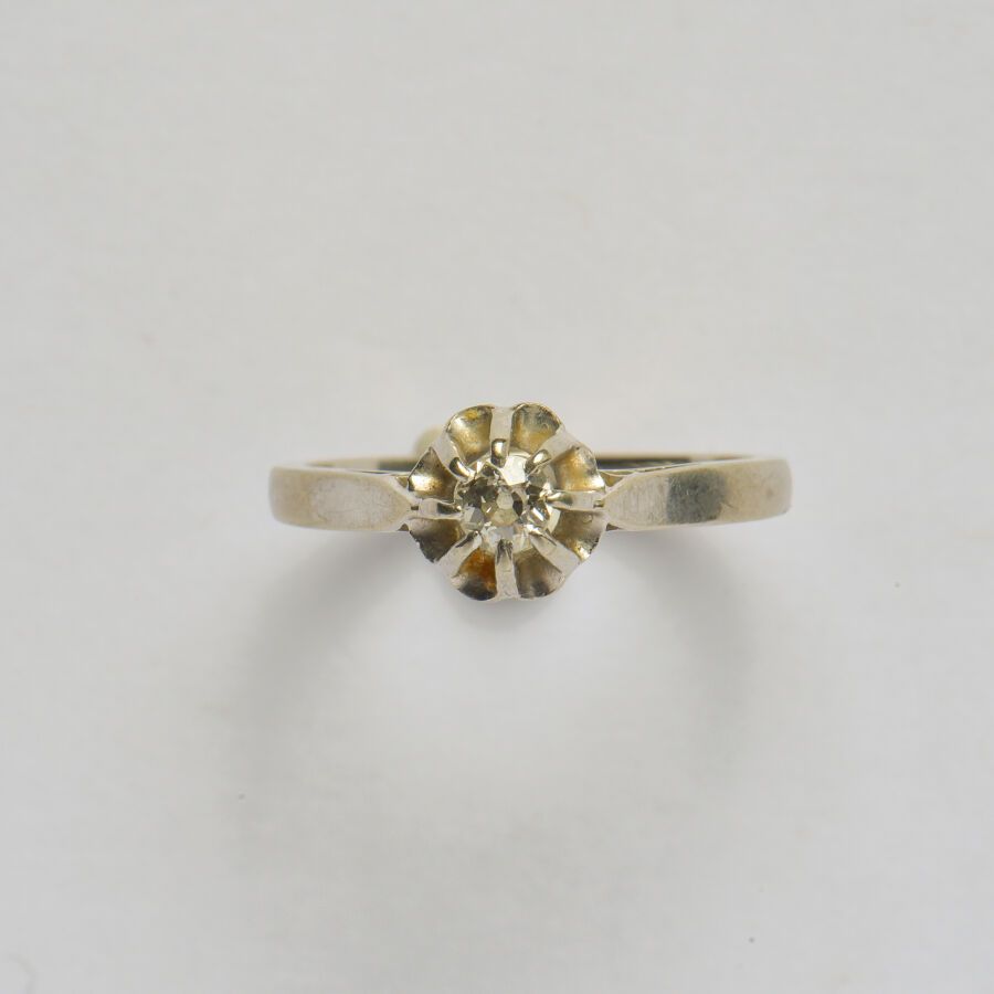 Null 一枚18K（750/oo）白金单钻戒指，以一颗老式切割钻石为中心，重约0.12克拉。TDD 48。毛重：2.2克。