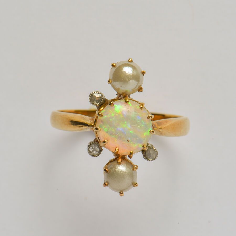 Null Antique 18K (750/oo) yellow gold ring centered on a round opal cabochon sur&hellip;