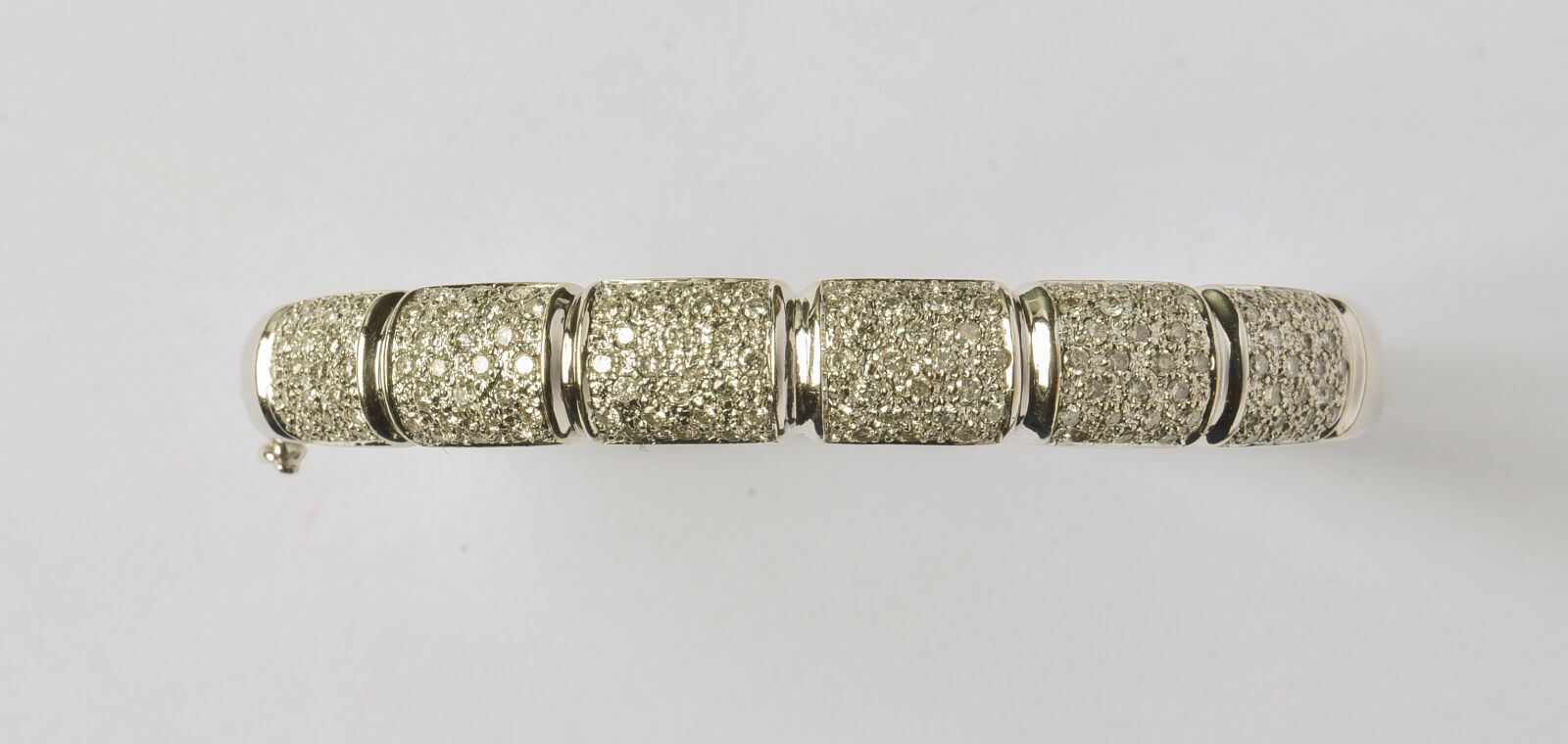 Null 刚性镂空18K(750/oo)白金手镯，上半部分镶嵌了6颗铺镶的明亮型切割钻石（小冲击），共重约3克拉。毛重：28克。