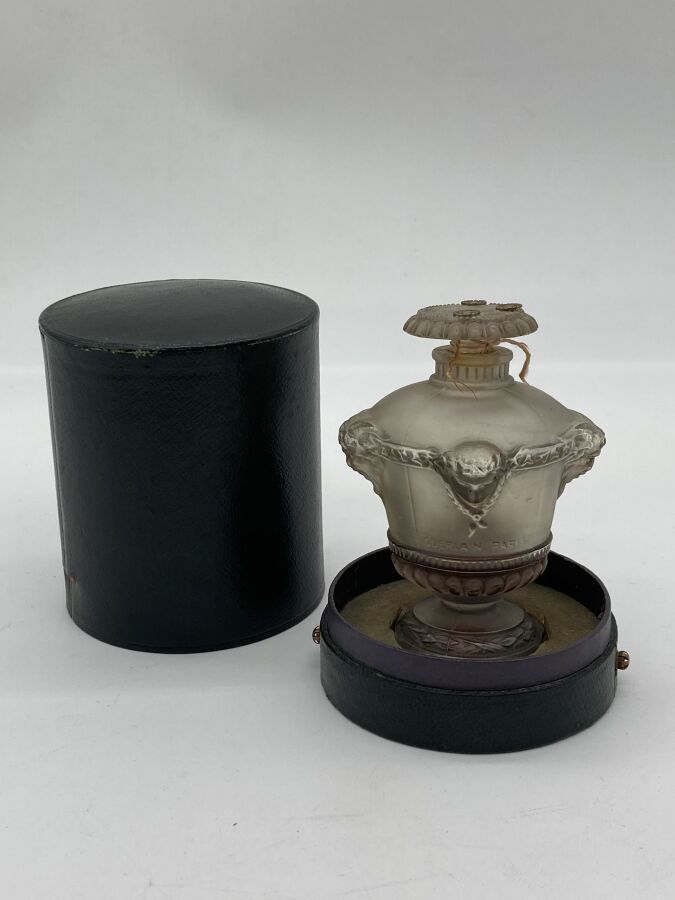 Null GUERLAIN - "Bouquet de Faunes" - (1922)
呈现在圆柱形的仿摩洛哥盒子里（使用状况），无色的压制玻璃瓶，有缎面磨砂&hellip;