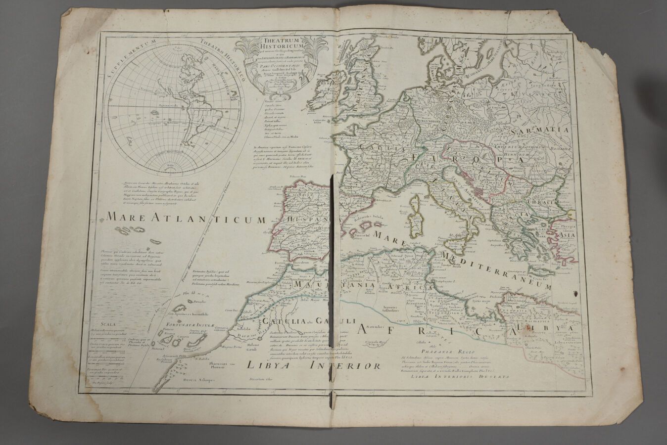 Null 纪尧姆-德利萨尔和他的继承人德佐赫
 (法国，18世纪)
历史剧院地图（1780年的欧洲）。 
双开本。 
标签下部断纸，有一些缝隙和破损等。