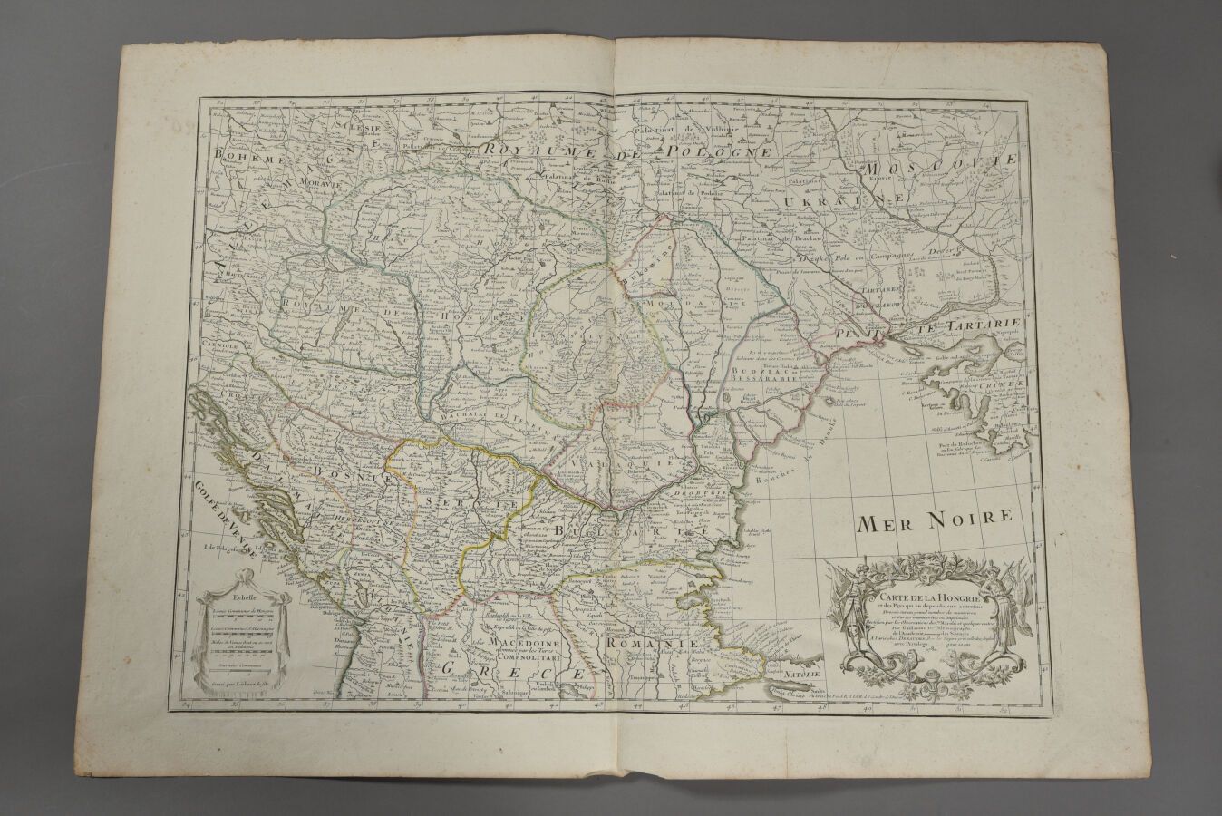 Null 纪尧姆-德利斯勒和他的继承人德佐赫
(法国，18世纪)
匈牙利地图。1780年。
双对开。 
有些缺陷。