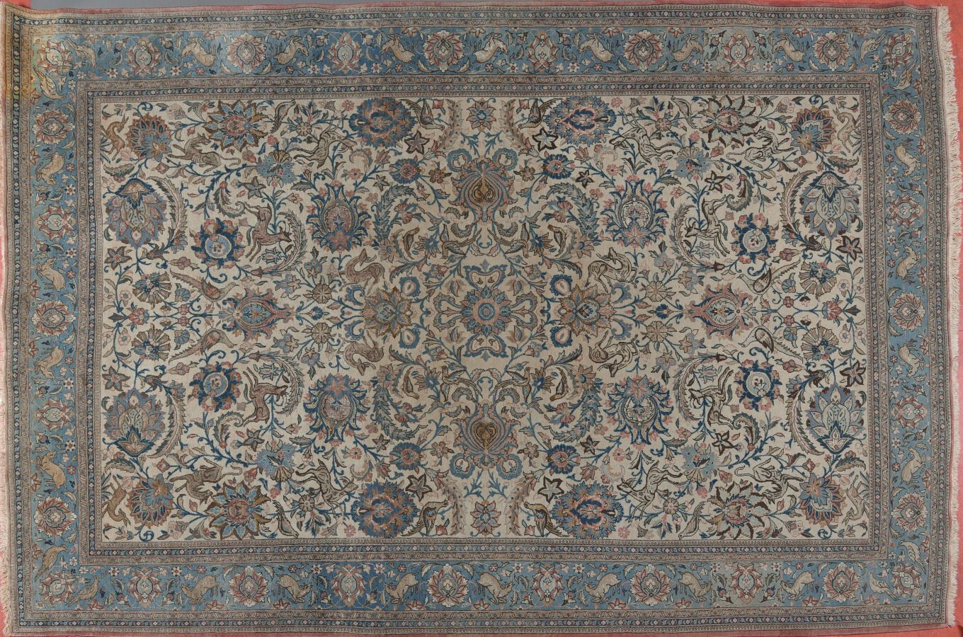 Null 波斯地毯GHOM
20世纪中期。 
棉质经线和纬线。 
羊毛和丝绒。 
良好的条件/年龄比。
233 x 357厘米
变色，一角有污点。