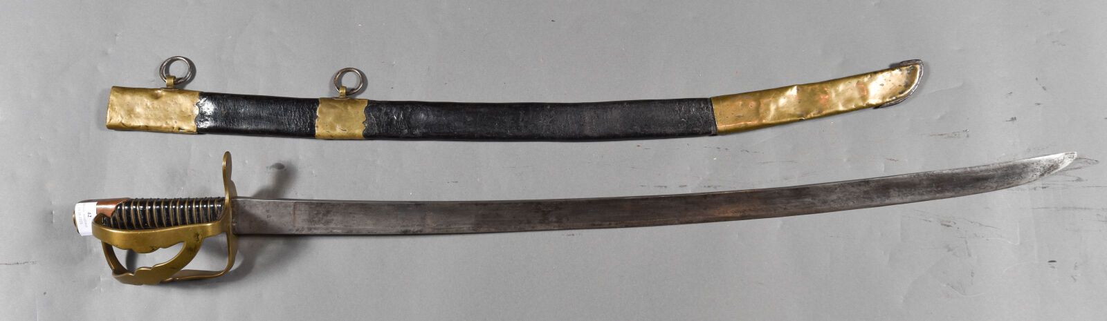 Null 法国。1781年的龙形部队军刀，为Chasseurs à cheval改装的，带盖（红铜）的时间被取代，刀身有 "字母B和D冠 "的冲孔，带黄铜装饰的&hellip;