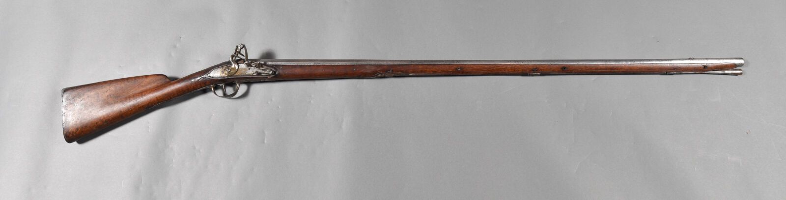 Null 单发燧发枪，圣埃蒂安八角形枪管，有凹痕，枪托上有字母 "E"，长145厘米，枪杆，状况不佳，19°S。