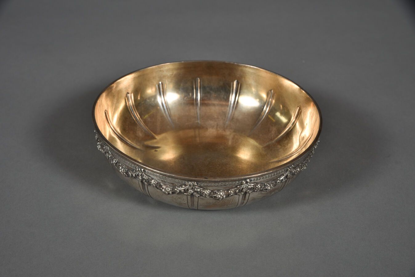 Null Small circular bowl with gadroons and flowery friezes. 
Minerve hallmarked &hellip;
