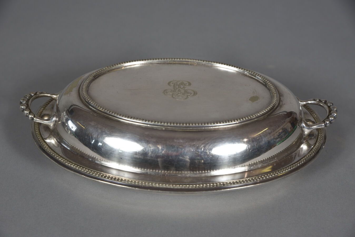 Null 镀银的椭圆形有盖蔬菜盘，饰有珍珠并有编号。 
约1880年。 
长28厘米 
因使用而磨损。