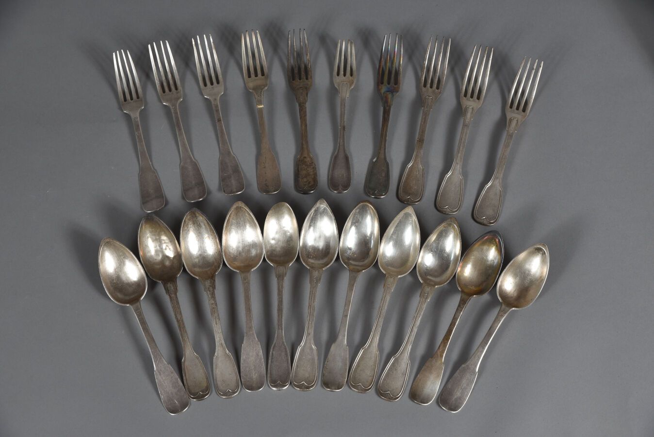 Null 一套银质餐具，锉刀或平纹，有些雕刻，有些浮雕，包括10个叉子和11个勺子。
有fermiers généraux, Coq和Vieillard的印记。&hellip;