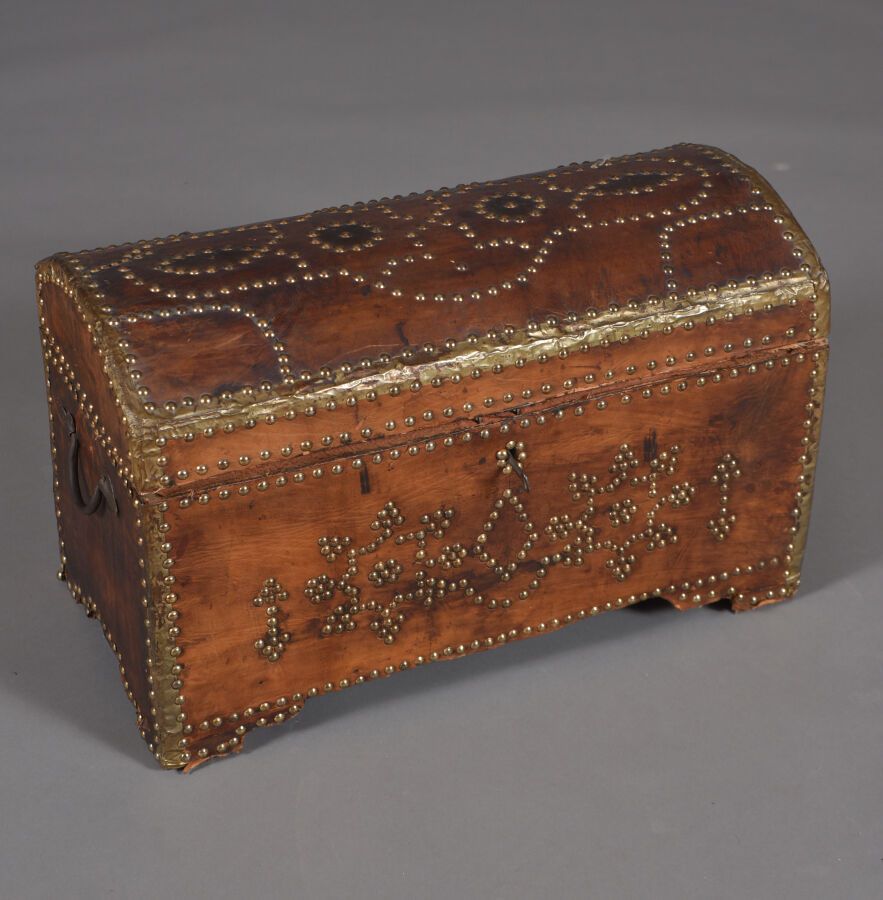 Null Coffre dans le style Louis XIV à âme de bois gainée cuir, à décor clouté de&hellip;