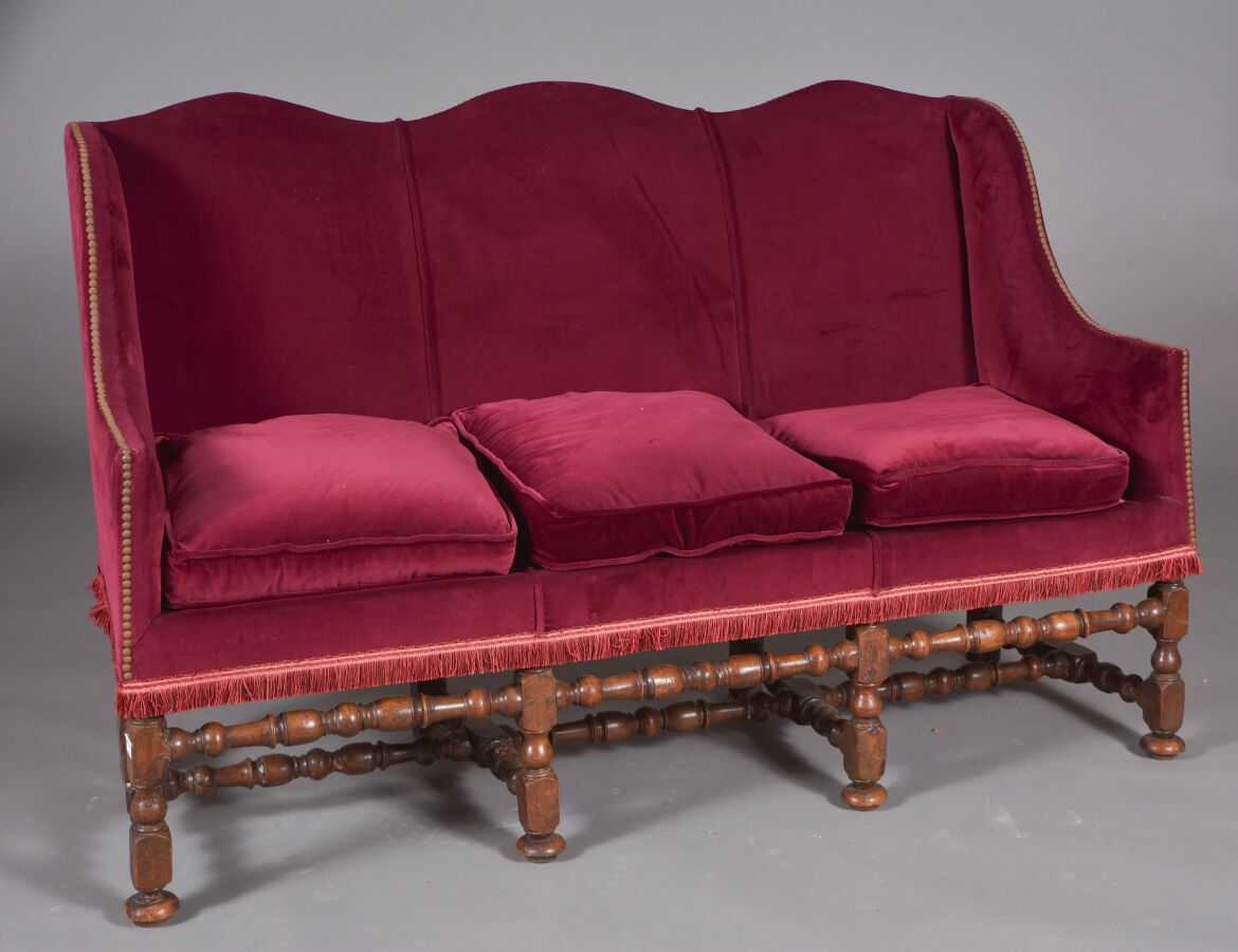 Null 一张软垫篮子沙发，站在八个转动的栏杆脚上，胡桃木的底座由一个转动的H形支杆连接。
17世纪末，18世纪初，里昂地区。 
H.94 cm - W. 14&hellip;