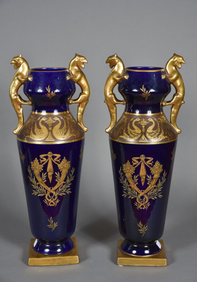 Null Grande paire de vases en porcelaine dans le goût de Sèvres à fond bleu, déc&hellip;