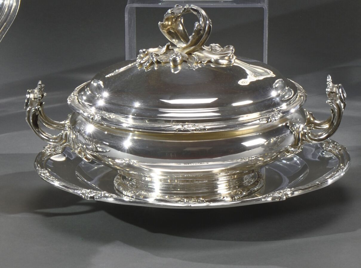 Null Verdulero y expositor de plata estilo Luis XV, decorado con cierres, grecas&hellip;