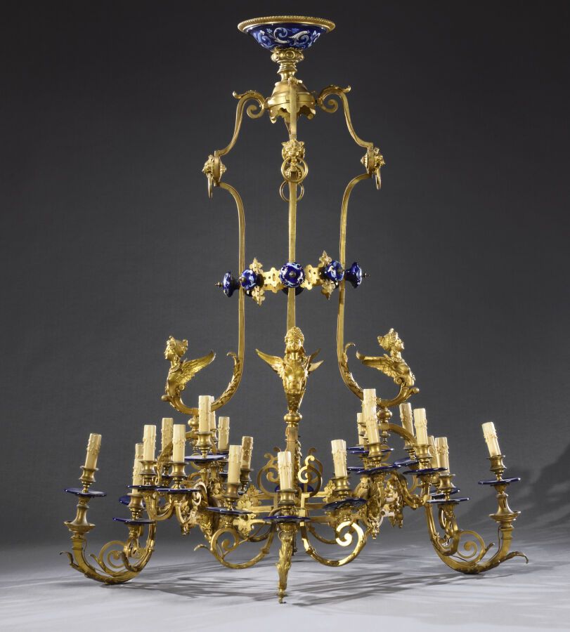 Null Important lustre en bronze doré en forme de couronne à vingt-quatre bras de&hellip;