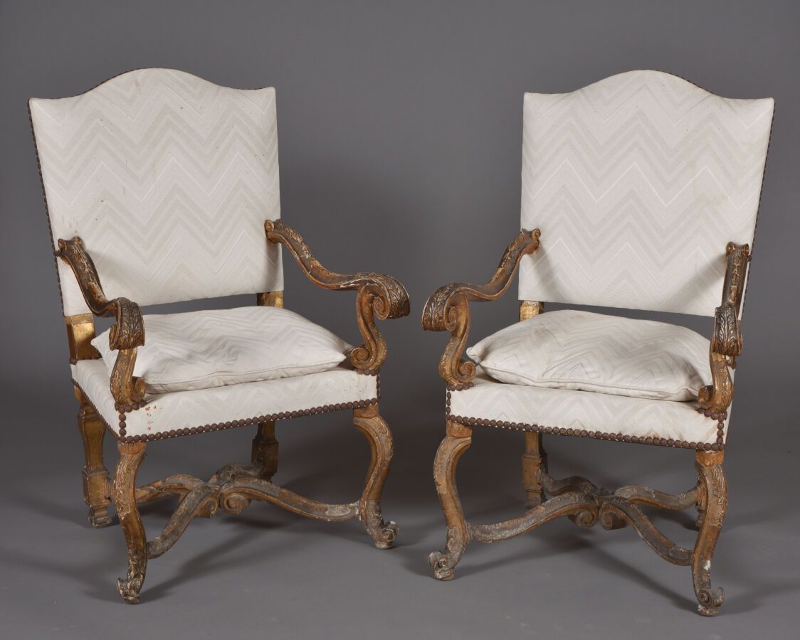 Null Paire de fauteuils à la reine en bois sculpté de feuillages, fleurons, doré&hellip;