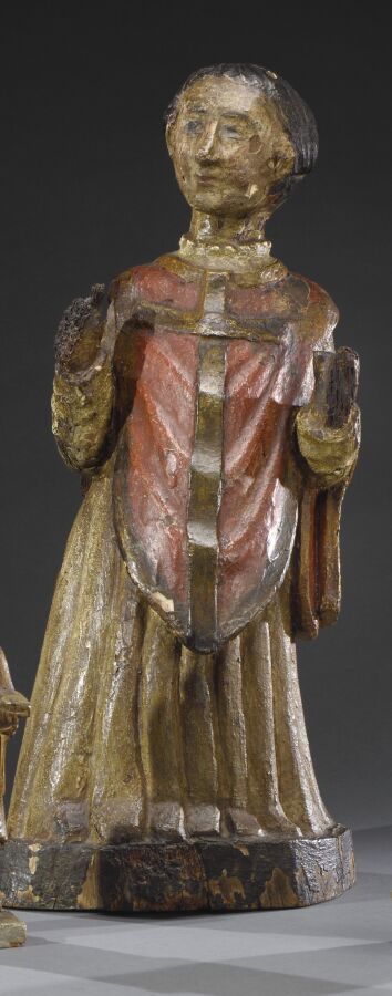 Null 多色木质雕塑，描绘了一个身穿红色外衣的神职人员，外衣上有一个金色的十字架装饰。 
17世纪末-18世纪初。 
H.62厘米 
损坏，缺失部分，修复。