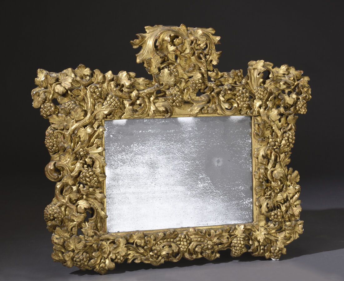 Null Grand miroir en bois sculpté, doré, à large encadrement sculpté en ajouré, &hellip;