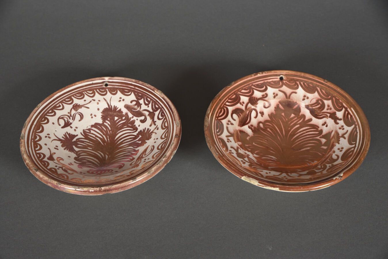 Null 马尼塞斯。两个圆形汤盘，上面装饰着叶子。 
19世纪。 
长19厘米 
缺口，磨损和撕裂。