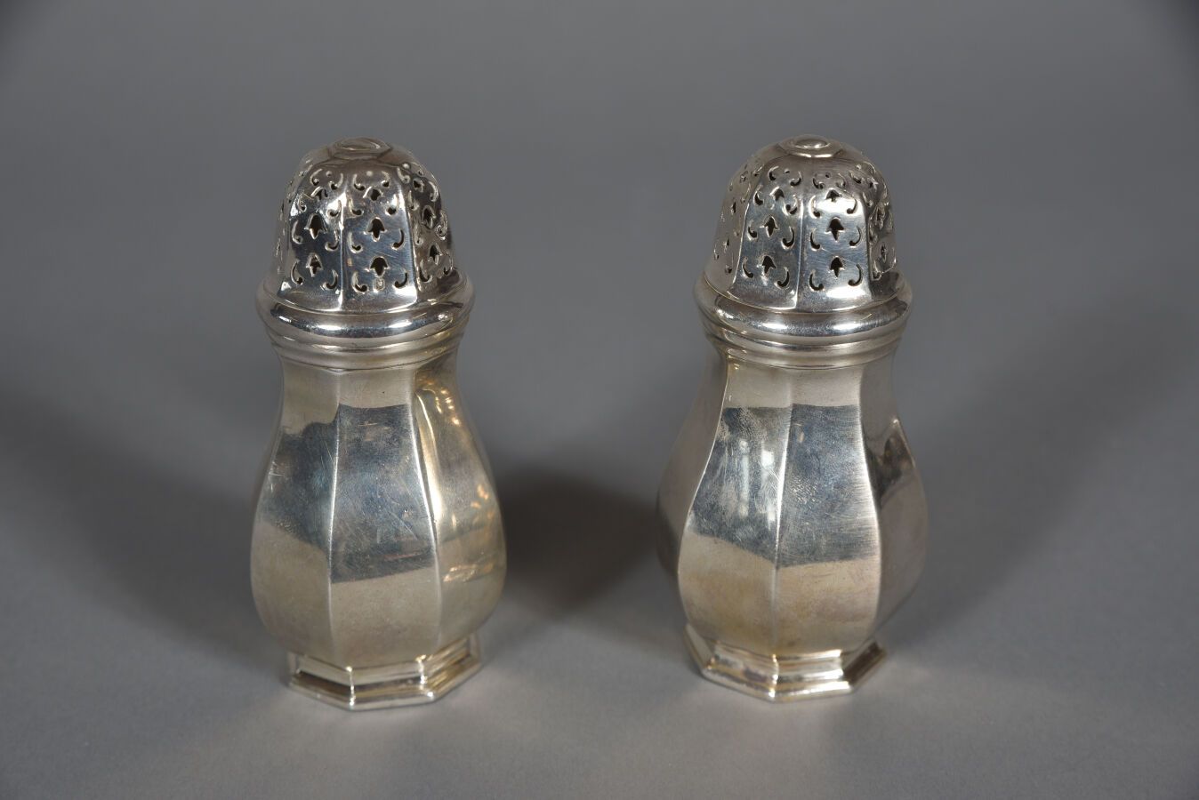Null A pair of Louis XIV-style silver saupoudroirs with baluster-shaped, pierced&hellip;