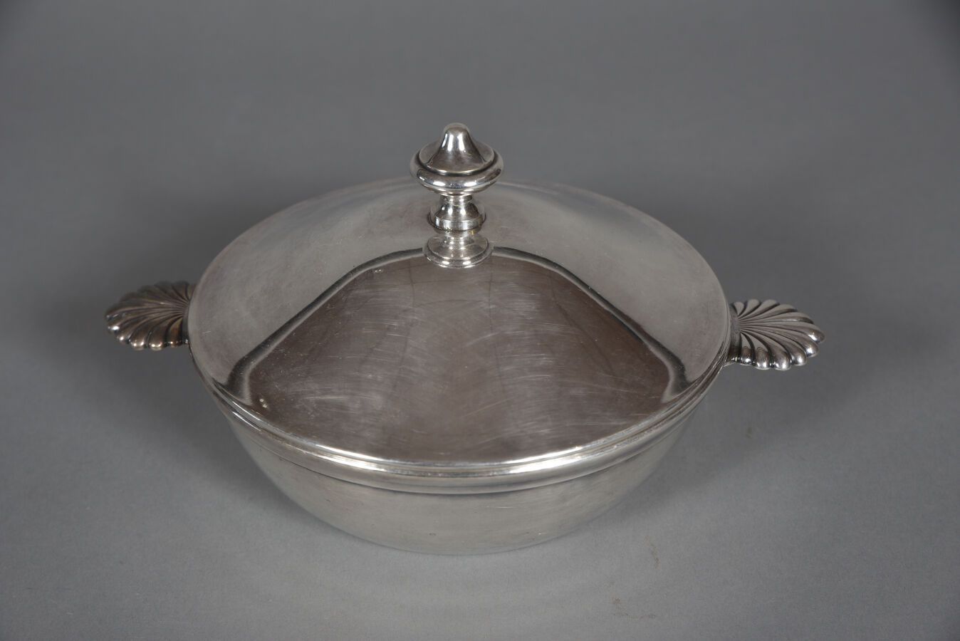Null Small silver-plated vegetable dish with shell handles. 
20th century. 
D. 2&hellip;