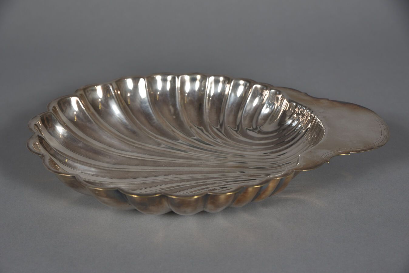 Null Large silver-plated scallop shell, FLEURON FRANCE (CHRISTOFLE subsidiary). &hellip;