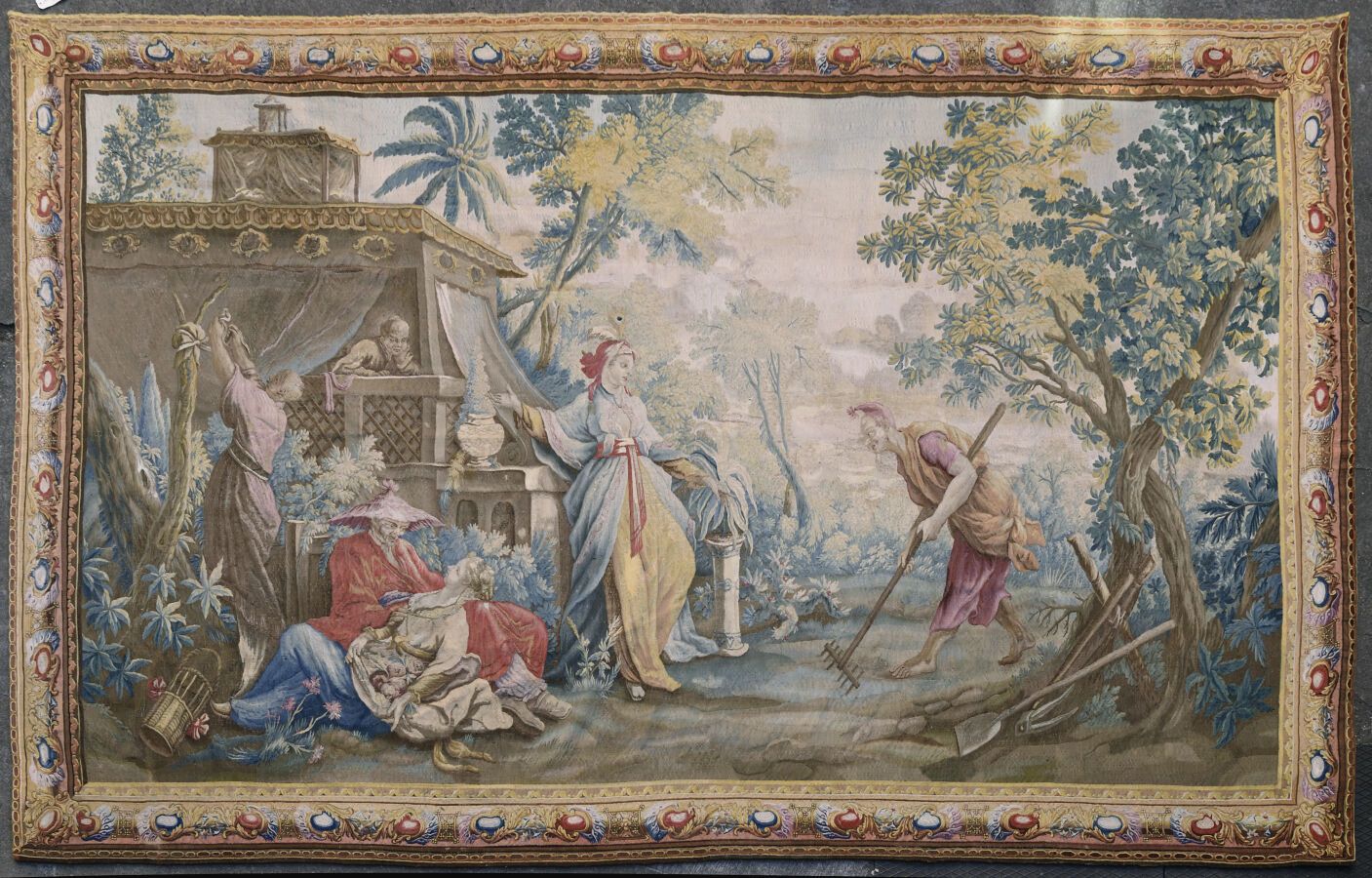 Null 奥布森。
表现中国花园的大型多色挂毯，由三个中国男仆，包括一个园丁，一个带帽子的中国主人向躺在他怀里的年轻欧洲女人求爱，另一个站着看园丁。 
奥布松皇&hellip;