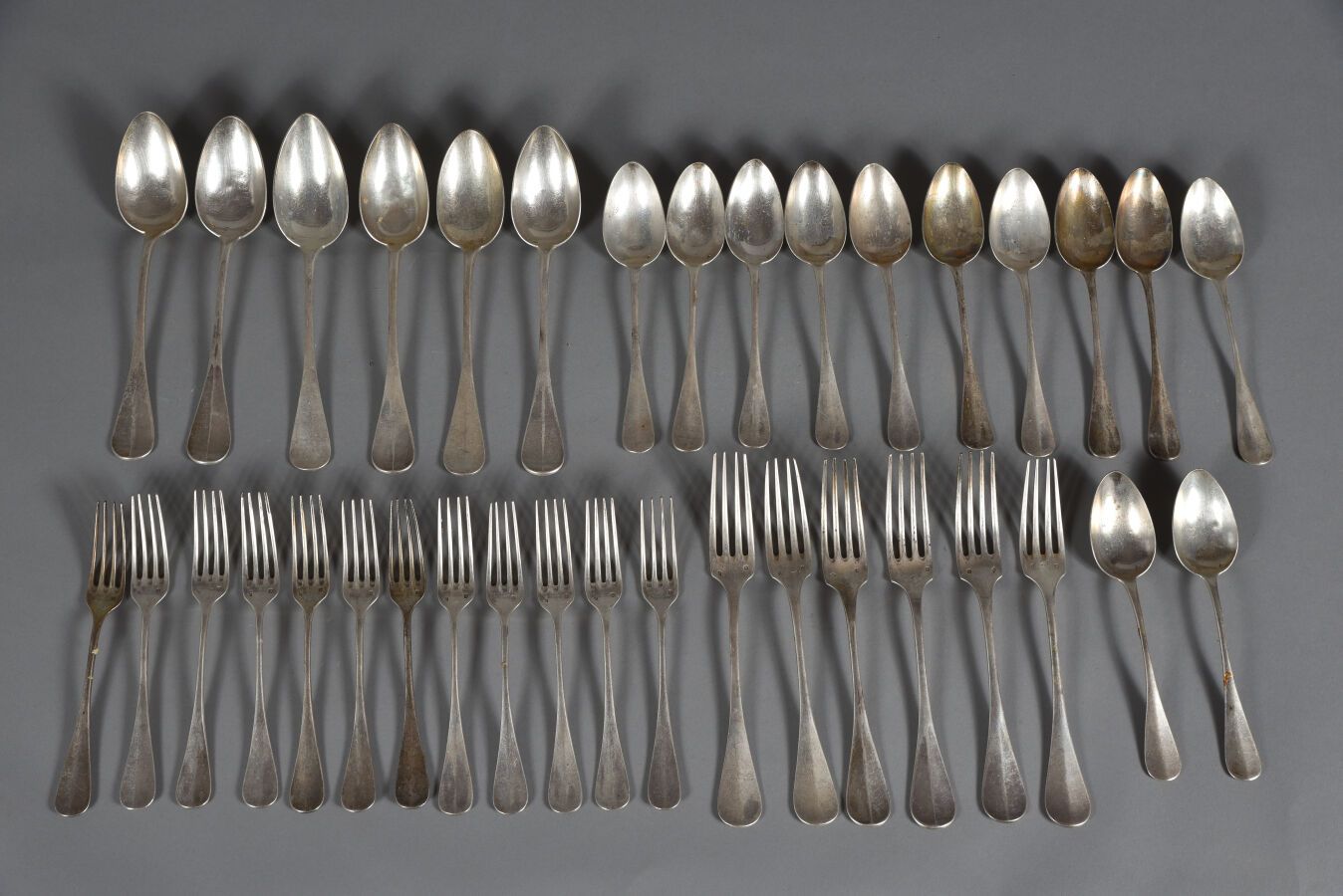 Null 一套1880-1900年风格的银质餐具，带有花纹奖章，包括六个大型餐具和十二个甜点套装。 
米诺夫印记。 
重量：2050克。 
磨损，凹痕。