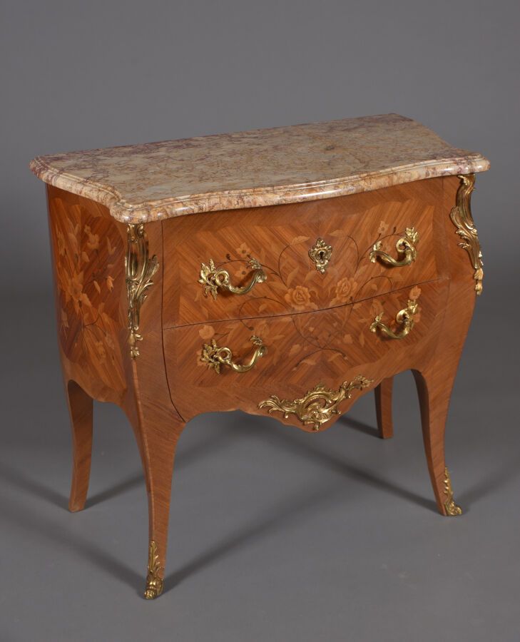 Null Pequeña cómoda de estilo Luis XV, curvada en tres lados, en madera chapada &hellip;