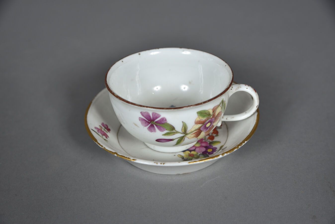 Null MEISSEN.
Porcelain cup with polychrome decoration of flowers in the shaded &hellip;
