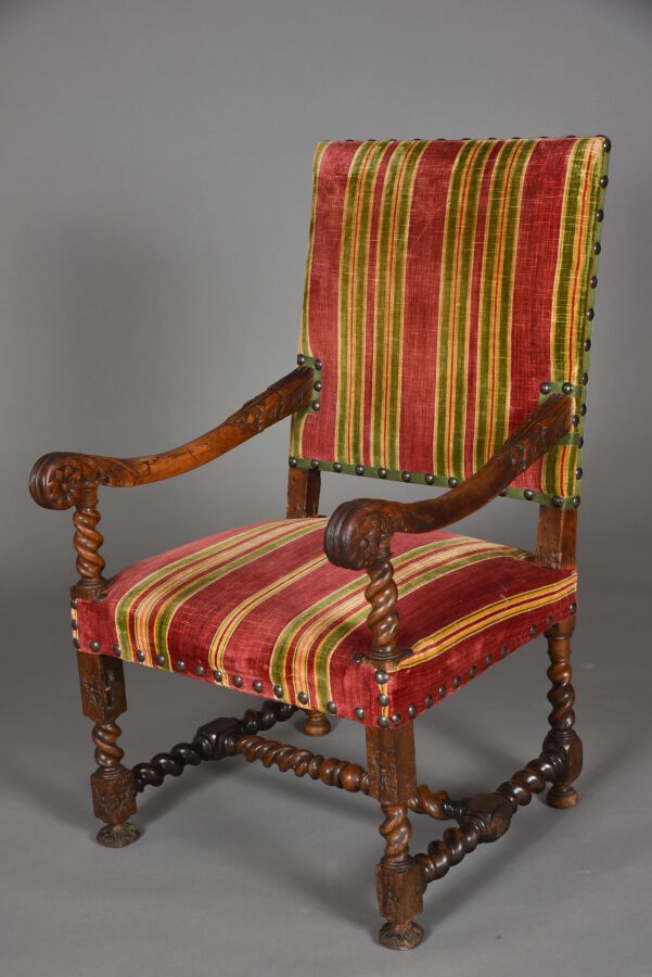 Null 路易十四时期的胡桃木扶手椅，滚动的扶手上雕刻着叶子和花朵，H型支架腿，螺丝转动的扶手支架。 
17世纪晚期。 
H.106厘米 - 宽64厘米 - 深&hellip;