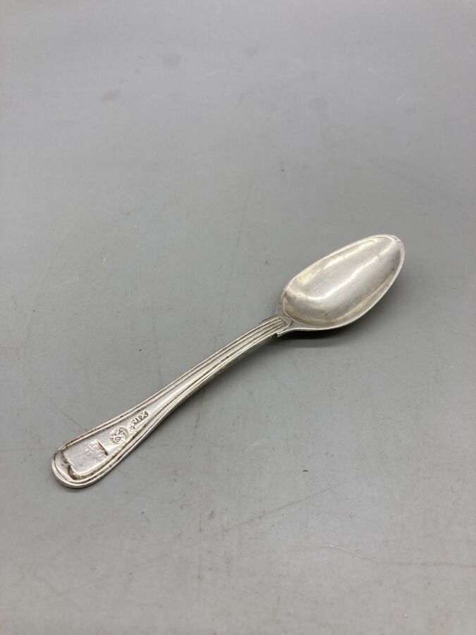 Null *一个带鱼片的小银勺子。 
外国印记。 
银质重量：24克。
因使用而磨损。 
AC