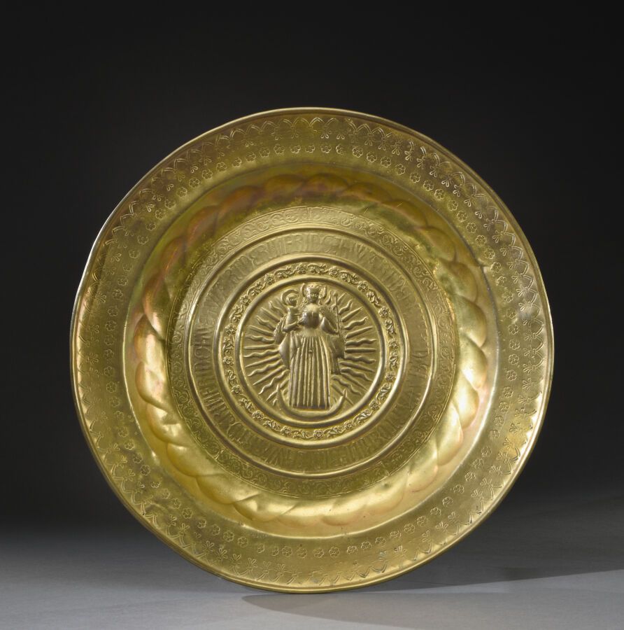 Null Large offering plate in embossed brass, featuring a Virgin and Child in the&hellip;