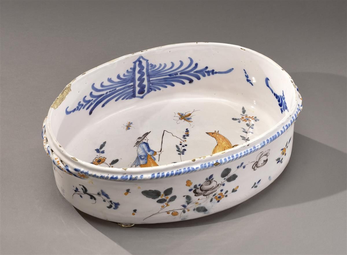 Null ROANNE. 
Rare oval jardinière with polychrome and blue decoration, in the c&hellip;
