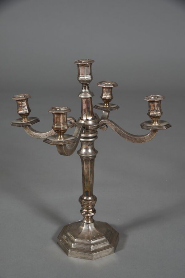Null Grand candélabre dans le style Louis XIV en métal argenté à quatre bras de &hellip;