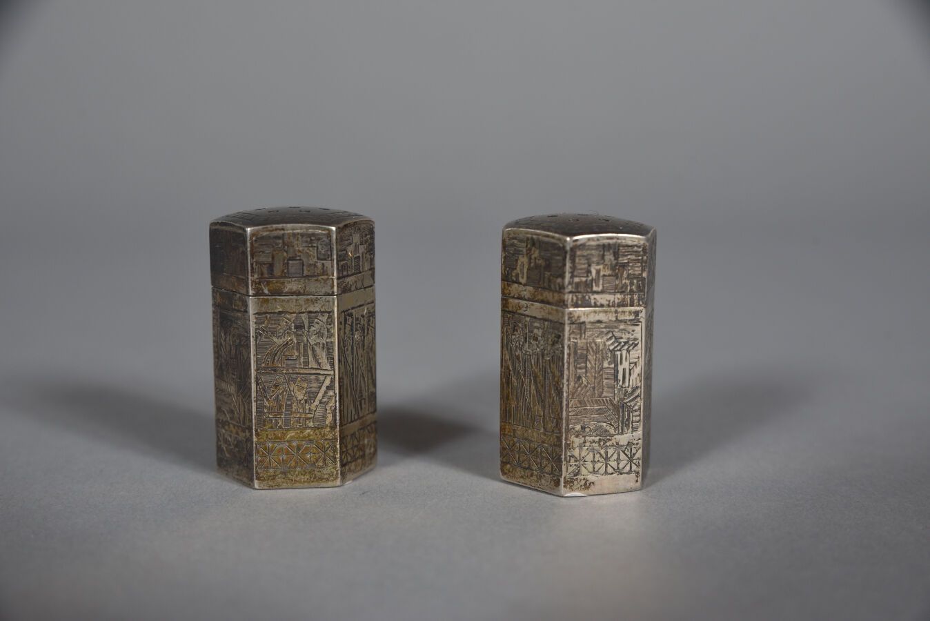 Null RUSSIA. Pair of hexagonal silver salt cellars with engraved faces showing c&hellip;
