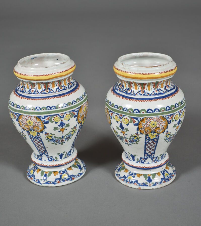 Null 在ROUEN的品味中。
一对陶制柱形花瓶，有多色的羊角花和花环的装饰。
20世纪
其中一个的基座被损坏。
H.24 - D. 15厘米