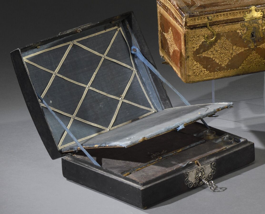 Null 木制写字盒，覆盖着黑色的懊恼的皮肤，打开圆顶的盖子，露出三个隔间和两个墨水瓶，银制的扣件，钥匙孔和把手。 
17世纪末，18世纪初。 
 7.5厘米 &hellip;