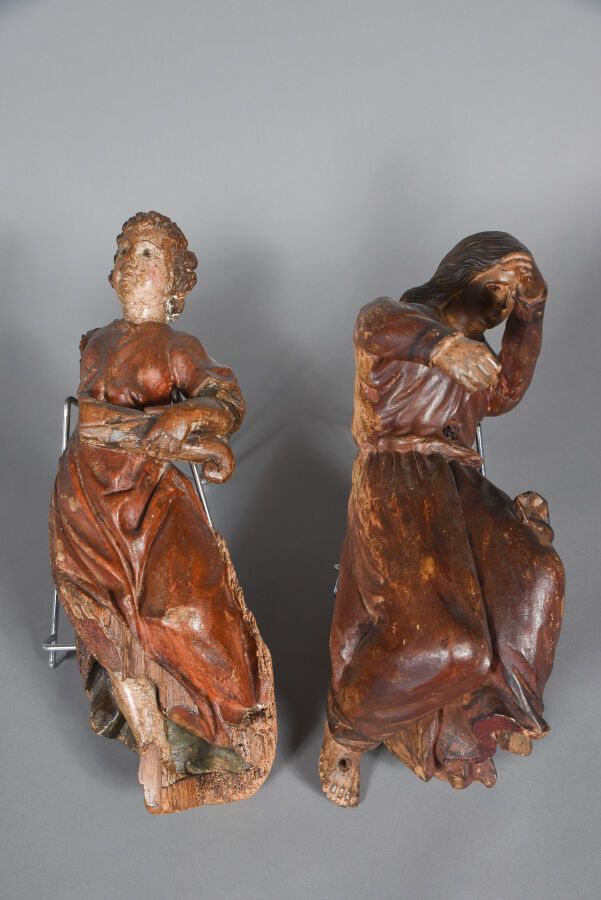 Null Deux sujets en bois sculpté et polychromé, l'un figurant un ange thuriférai&hellip;