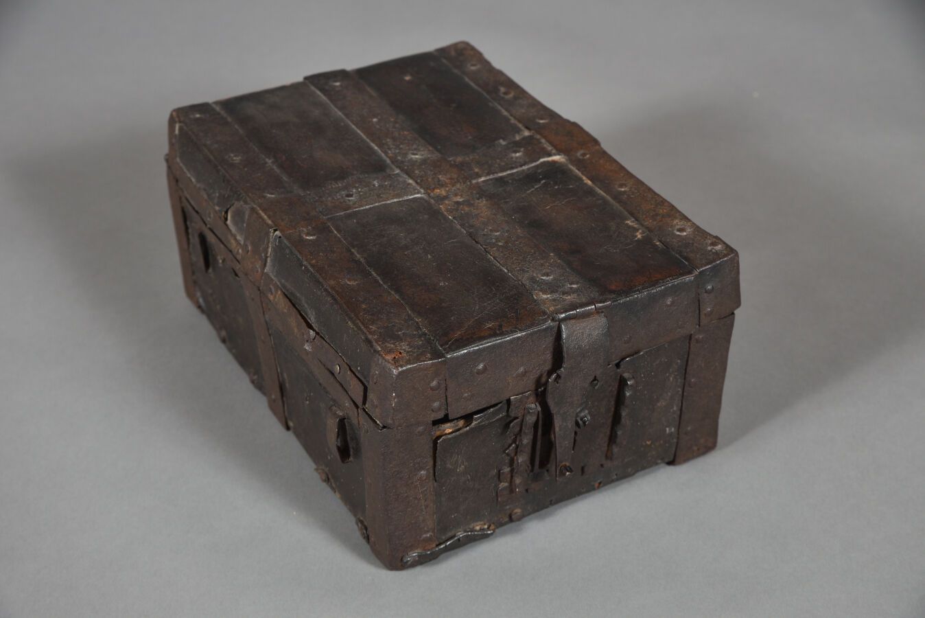 Null 信使箱，木芯覆盖着皮革，上面有钉子的金属带，哈斯普锁入口，四边有环。 
15世纪末，16世纪初。 
14 x 32 x 21厘米 
损坏和丢失的部分。