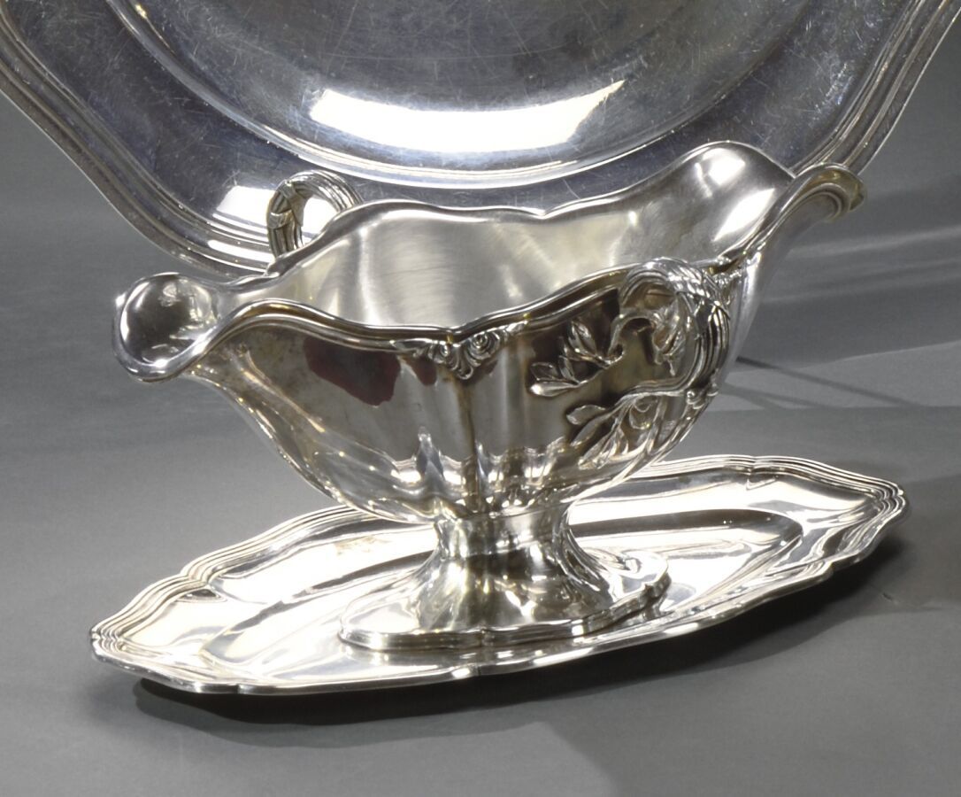 Null 银质酱缸，形状为托盘上的肚脐眼，有轮廓和鱼片，叶状把手，刻有皇冠。 
Minerve印记。金匠，L. Lappar，巴黎Béguin的继承人。 
鲁尔&hellip;