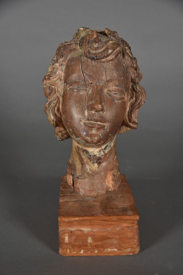 Null 橡木雕刻的天使头像，有多色的痕迹，头发卷曲。 
17世纪。 
H.23厘米 
重修，修复。