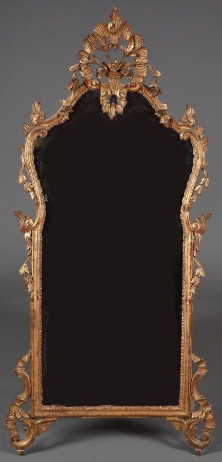 Null Grand miroir en bois sculpté et doré dans le style Louis XV, encadrement à &hellip;
