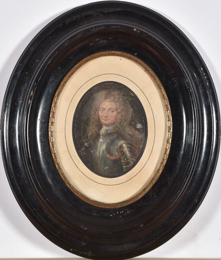 Null 法国学校 约1700年
路易十四统治时期一位身穿盔甲的大领主的肖像，他戴着一顶被称为Binet的长假发。 
微型画。金属椭圆上的油彩（小的缝隙和事故；&hellip;