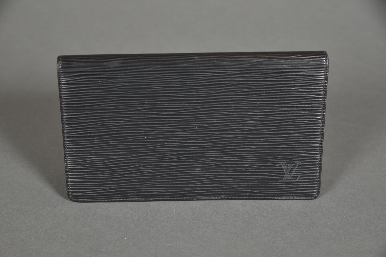 Null LOUIS VUITTON. Black epi leather card case, leather lining. Louis Vuitton P&hellip;