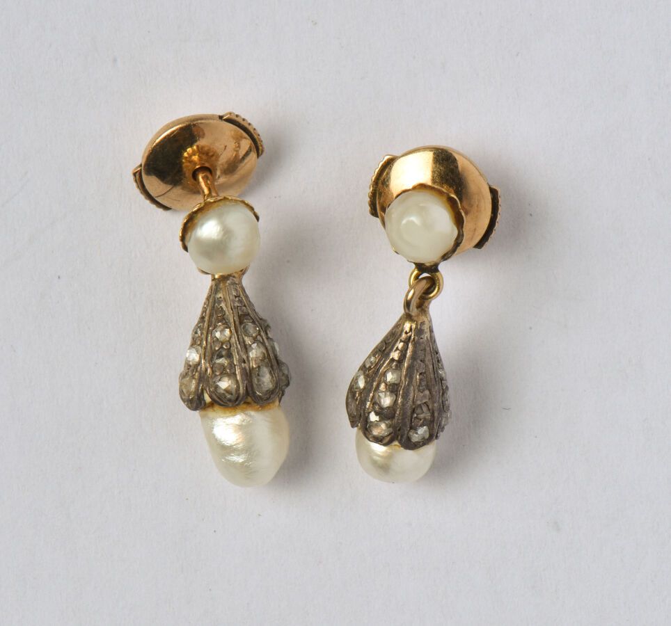 Null Paire de pendants d'oreilles anciens en or jaune 18K (750/oo) sertis chacun&hellip;